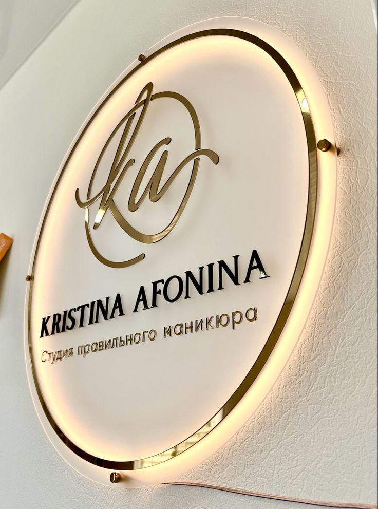 Eye-catching premium retail signs that attract customers in shopping centres and luxury stores